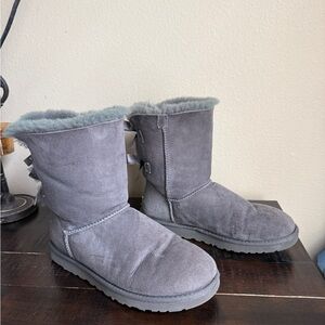 UGG Australia Bailey Bow Short Boots – Gray – Women’s Size 8